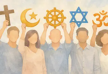 fünf Personen halten die Symbole der Weltreligionen in den Händen