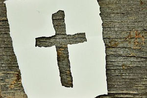 in Papier gerissenes Kreuz