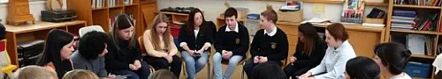 diskutierende Schüler im Stuhlkreis