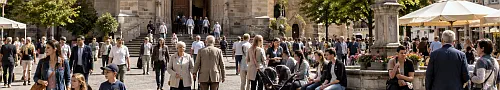 Menschen vor einer Kirche