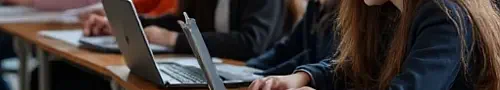 Schülerinnen Laptop